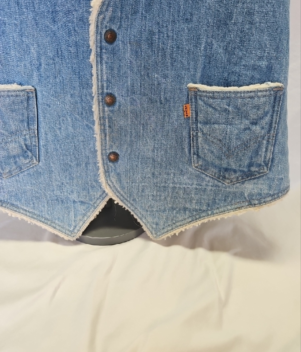 Vintage Levis Denim Sherpa-Lined Vest in Light Blue - Picture 3 of 5